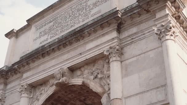 Close-up view of the Arch of Titus in Rome, Italy. Camera moving down. — Stock Video