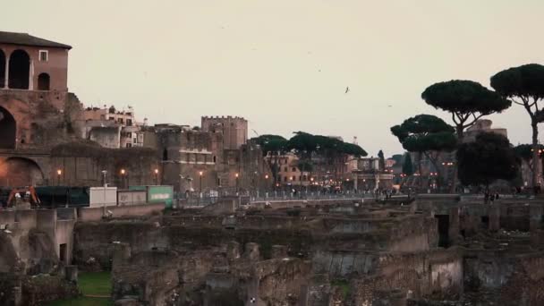 Un bellissimo paesaggio serale ispiratore di antiche rovine romane a Roma . — Video Stock