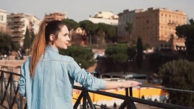 Roma, İtalya sokakta kadın turist yürür. Kolezyum, Roma mimarisi düşünüyor. Ağır çekim.