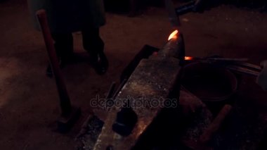 Çekiç ve sıcak kırmızı metal çalışma demirci görünümünü yakın çekim. Smithy örs at nalı yapma adam.