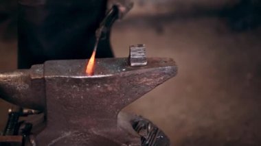 Sıcak metal ile demirhane örs çekiç ile çalışan demirci. Çalışma alanı'nın yakın çekim görünümü.