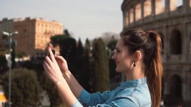Mutlu kadın selfie onun smartphone Roma, İtalya, gezi, resimleri izlerken zevk alır. Ağır çekim.