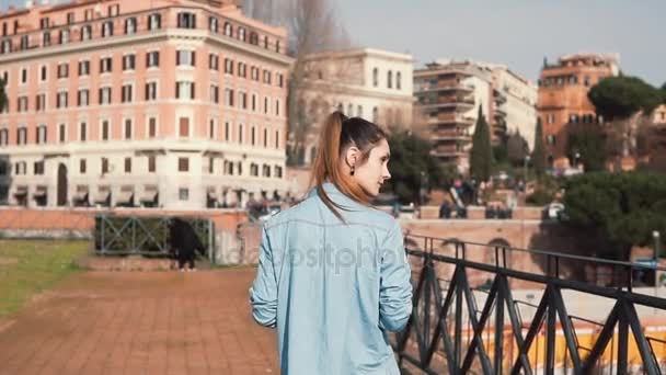 Kvinna turist promenader på gata i Rom, Italien, njuter av landskap, med tanke på gamla arkitektoniska byggnader. Slow motion. — Stockvideo