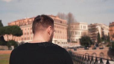 Şehir, fotoğraflarını yolculuk zevk alarak new şehri keşfetmek yakışıklı bir erkek. Sokakta dolaşan adam. Ağır çekim.