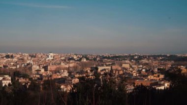 Roma, İtalya'nın tarihi merkezinin panoramik görünümü. Kamera hareketli sağ.