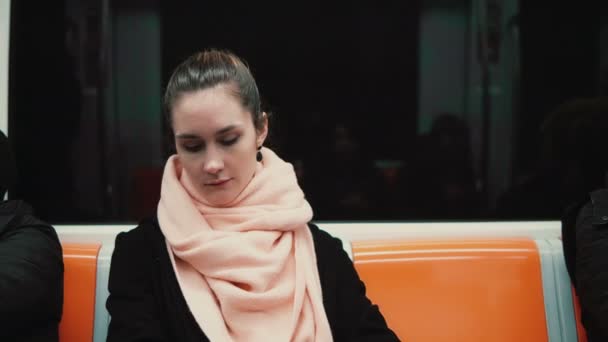 Portrait de jeune belle femme assise dans le métro. Attrayant fille va au travail par les transports publics . — Video