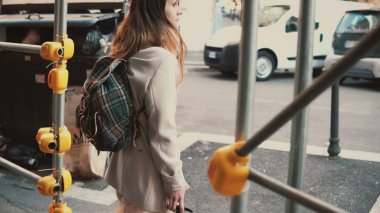 Mülteci kız sırt çantası ve bavul beyaz inşaat koridordan devam ile seyahat. Sokak onarım.