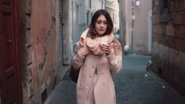 Ritratto di giovane bella donna alla moda che cammina in città. Ragazza va al lavoro al mattino e bere caffè . — Foto Stock