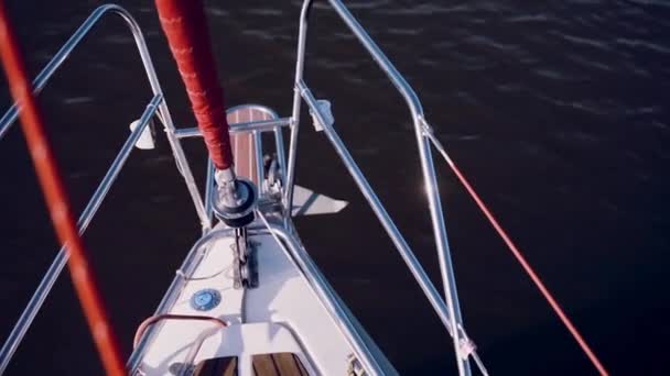 Close-up beeld van nasale deel van het schip. Zeilboot gaan door het blauwe water in zonnige dag. — Stockvideo