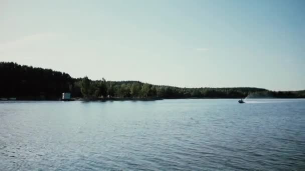 Blick auf den Wasserroller, der in Küstennähe mit voller Geschwindigkeit segelt. Mann treibt Sport an sonnigem Tag. — Stockvideo