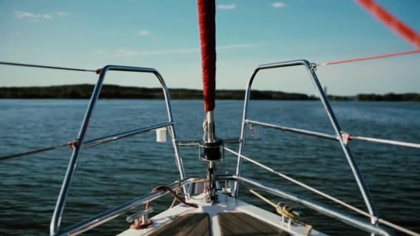 Nasale deel van de zeilboot gaat door de golven met volle snelheid. Zeilen in de wind in zonnige dag. Close-up weergave. — Stockvideo