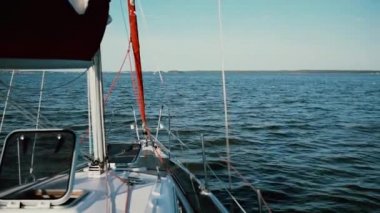 Yelkenli göle, hareketli su sıçramasına. Son sürat ile dalgalar breaking yat.