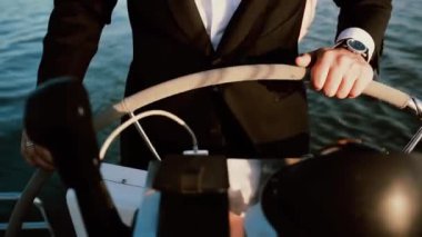 Gemide bir direksiyon arkasında, iş adamı. Genç denizci sailboard güneşli bir günde sürüş. Yakın çekim görünümü