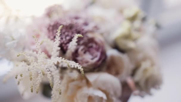 Vista ravvicinata del fiorista che prepara la composizione floreale sul posto di lavoro. Bellissimo bouquet delicato . — Video Stock
