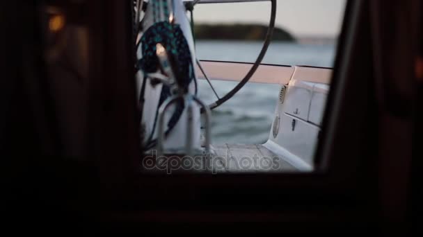 查看内部船的船舱中。船长驾驶游艇站在公开水域中的方向盘后面. — 图库视频影像