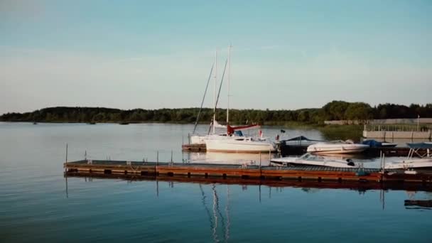 Stará dřevěná poutací ráno. Rychlost lodě stojící poblíž pire. Nádherná příroda. — Stock video
