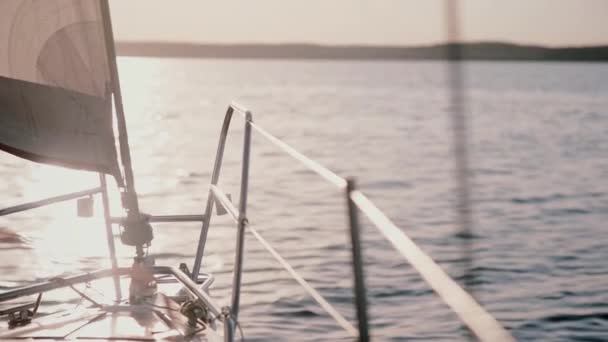 Vista de cerca de la parte nasal del yate moviéndose en el mar. Velero pasando por el agua en un día soleado brillante . — Vídeos de Stock