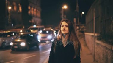Roma, İtalya Colosseum yakınındaki şehir merkezinde gece geç saatlerde yürüme çekici güzel kadın portresi.