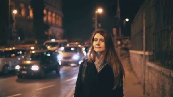 Retrato de una bella y atractiva mujer caminando por el centro de la ciudad cerca del Coliseo en Roma, Italia tarde en la noche . — Vídeo de stock