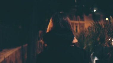Gece geç saatlerde yürüme çekici esmer kadın arkadan görünüm. Çekici kız yalnız şehir merkezi üzerinden gider.