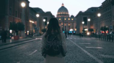 Saint Peter Katedrali yakınındaki Piazza di spagna yürüyen genç turist kadın. Etrafa, yerler keşfetmek kız.