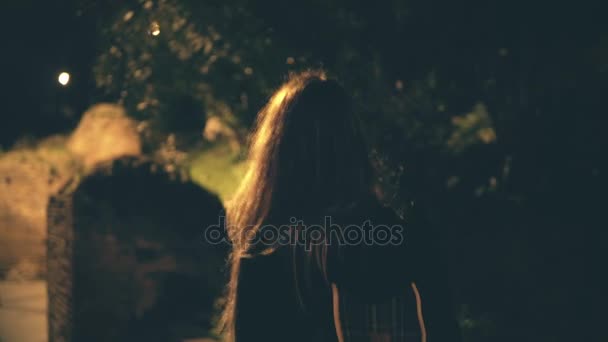 Mujer morena joven caminando tarde por la noche sola. Chica pasa por el centro de la ciudad en Roma, Italia, cerca del Coliseo . — Vídeos de Stock