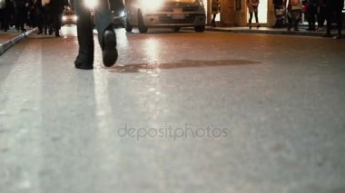 Şehir merkezinde akşam yolda görünümünü yakın çekim. Motosiklet ve insanlar çabuk, gece geç saatlerde yürüyüş. Ağır çekim.