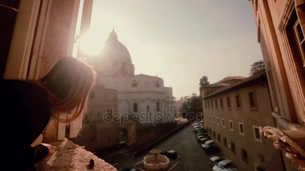 Jonge toeristische vrouw kijken naar het venster, het stadsbeeld van Saint Peter basiliek in Vaticaan. Verkennen van het gezicht meisje. — Stockvideo