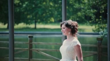 Sevgi dolu çift düğün günlerinde karşılamak. Güzel bir gelin onu damada gelmek yukarıya, o ona döner, gülümseme ve öp.