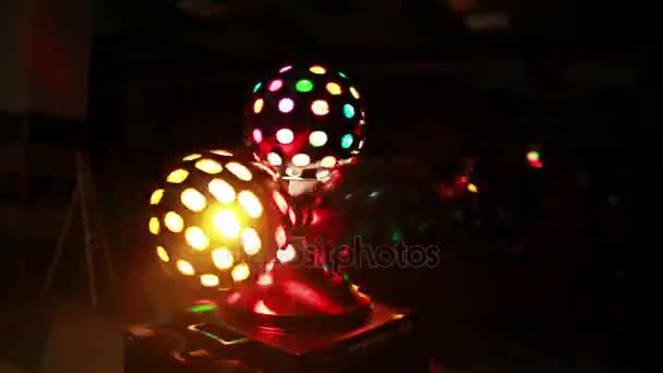 Farbige Lichtshow im Dunkeln bei Party. Nahaufnahme von farbigen Lichtkugeln, die sich drehen und vor Diskotheken scheuen. — Stockvideo
