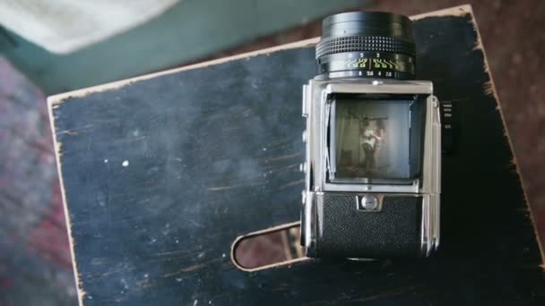 Δες στο βίντεο ρεκόρντερ παλιά κινούμενα ταινία κάμερα του ευτυχισμένο ζευγάρι πολυεθνική που χορεύουν στο κρεβάτι με τις πυτζάμες. — Αρχείο Βίντεο