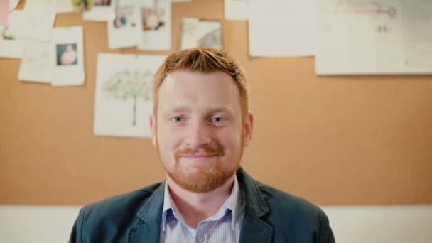 Retrato de empresário de sucesso no escritório ocupado. Empreendedor a trabalhar. Masculino olhando para a câmera, sorrindo . — Vídeo de Stock