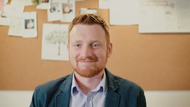 Retrato de empresário de sucesso no escritório moderno. Empregado no local de trabalho. Masculino olhando para a câmera, sorrindo . — Vídeo de Stock