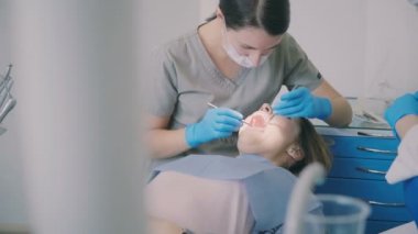 Planlanan diş check-up. Doktor hasta davranır süre ile açık ağız diş hekimi sandalyede oturan kadın.