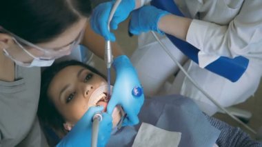 Diş hekimi diş hemşire hasta diş tedavi ile. Ağzını kontrol-up kadın diş kliniği ziyaret.
