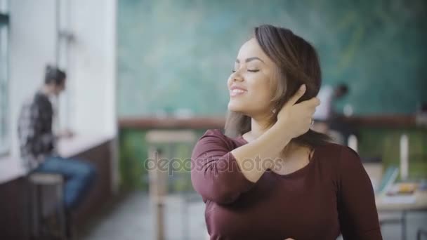 Retrato de una hermosa mujer africana sonriendo en la oficina moderna. Empresaria sonriendo, muestra los pulgares hacia arriba . — Vídeo de stock