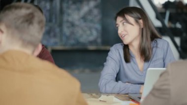 Söz, fikirleri tartışmak gençlerin karışık yarış grup. Alan coworking içinde yaratıcı iş takım toplantısı.