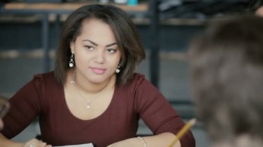 Küçük işletme toplantıda genç Afrikalı kadın portresi. Çok ırklı bir grup insan uzayda modern coworking, ofis