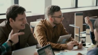Yaratıcı iş modern trendy ofis takımı. Küçük başlangıç şirketi dijital tablet ve dizüstü bilgisayar kullanmak.