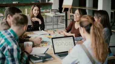 Modern ofis insanlarda çok ırklı grubudur. Proje üzerinde birlikte çalışmak, gülerek ve gülümseyerek yaratıcı iş takım.