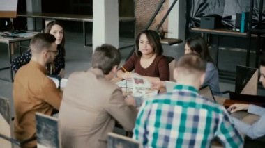 Uzay coworking çalışan insanların genç çok ırklı grup. Küçük başlangıç proje fikirleri tartışmak mimarlar.