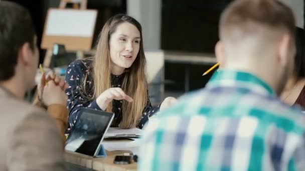 Discussione attiva del team creativo di razza mista. Incontro d'affari in ufficio moderno, brainstorming di gruppo della gente . — Video Stock