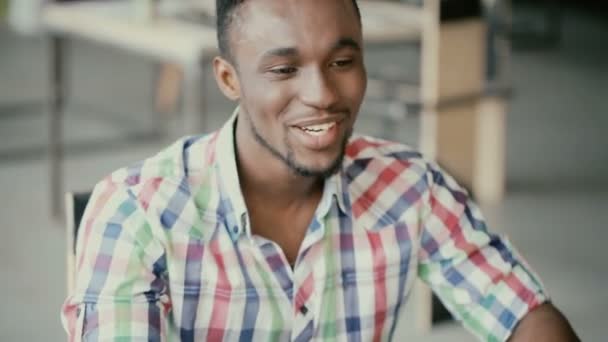 Portrait de jeune homme africain beau. Homme attrayant parle activement. Un mec en interview pour un boulot . — Video