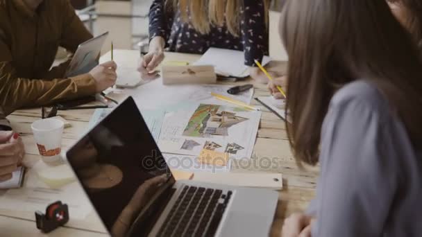 Fiatal, kreatív üzleti csapat modern irodában. Többnemzetiségű csoport ember, együtt dolgoznak a építészeti tervezés. — Stock videók