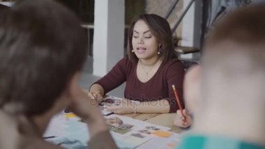 Mimari başlangıç şirketi. Genç yaratıcı ekibi Loft ofisinde çalışıyor. Afrikalı kadın ile bir grup insan söz.