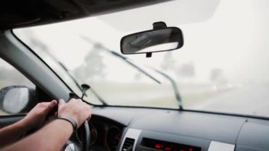 yağmur, su çevresinde de yol geçen araçların görünümü. Ağaçların diğer tarafında.