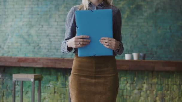 Närbild av unga blond kvinna håller dokumenten. Kvinna direktör i moderna trendiga office. — Stockvideo