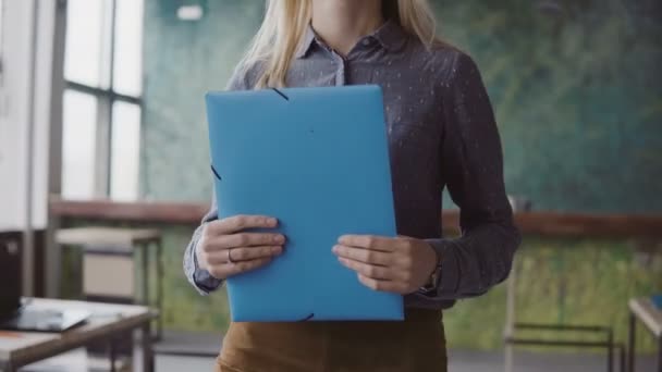 Close-up beeld van vrouwelijke manager lopen via het Bureau met documenten. Multiraciale team klappen tot zakenvrouw. — Stockvideo