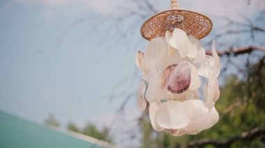 Yakın çekim görünümü bir rüzgar chime ağaçta. Parlak güneşli bir günde, arka dışında için dekorasyon.