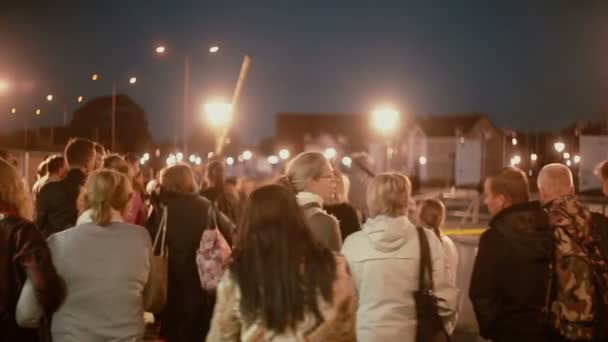 LITUÂNIA, KLAIPEDA 30 de agosto de 2014. Uma multidão de pessoas diferentes saindo de um barco para a costa de um porto . — Vídeo de Stock